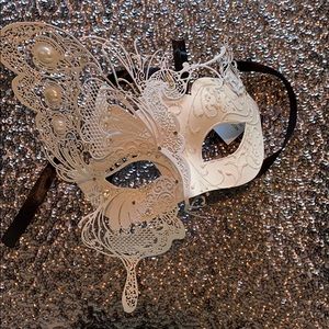 White pearl & sparkle mascaraed mask